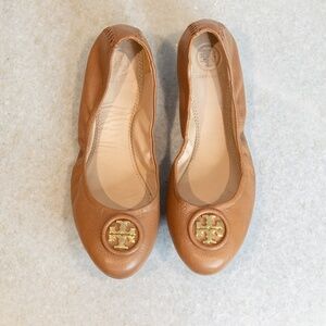 Tory Burch Ballet Flats Shoes Women Size 8M Tan Pebbled Leather Gold Logo